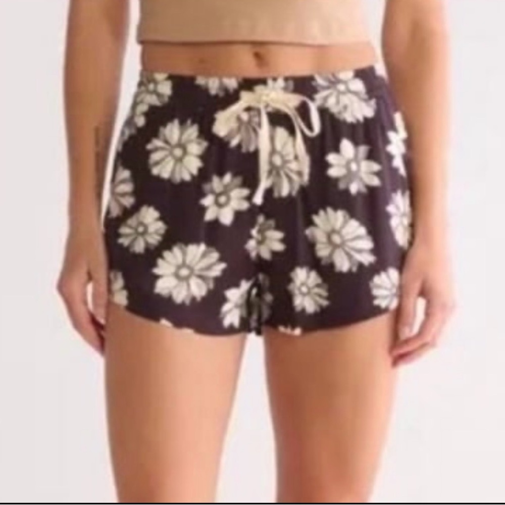 Billabong Floral Black and White Women's Shorts -size L NWT